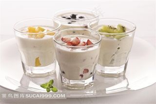 芒果草莓蓝莓猕猴桃奶昔