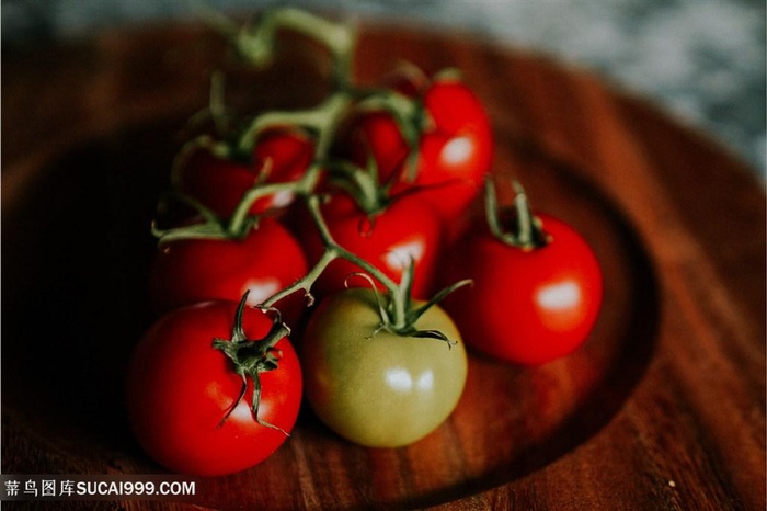 木盘中的红黄西红柿番茄素材