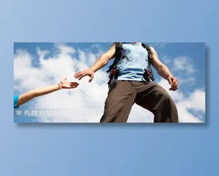 手拉手登山特写图片