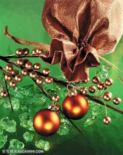 圣诞气息-树枝上的礼物袋与圣诞球