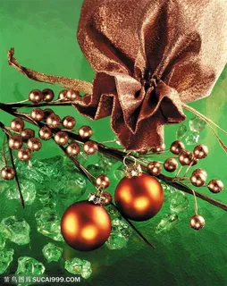 圣诞气息-树枝上的礼物袋与圣诞球