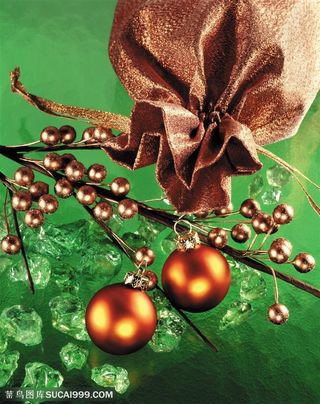 圣诞气息-树枝上的礼物袋与圣诞球