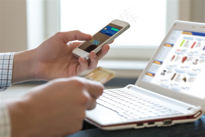 正在网上购物的人物高清图片