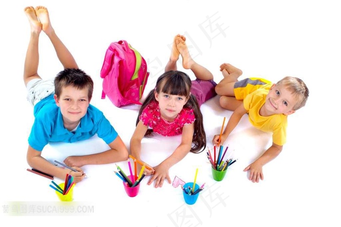 趴着画画的孩子