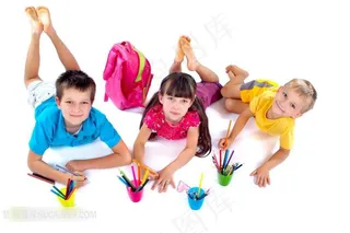 趴着画画的孩子