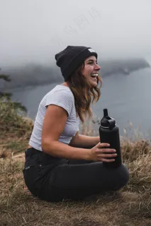 户外旅行休息美女图片 户外旅行休息美女图片