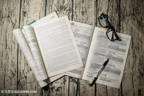 中高考备考复习眼镜水笔书本放在木板上面