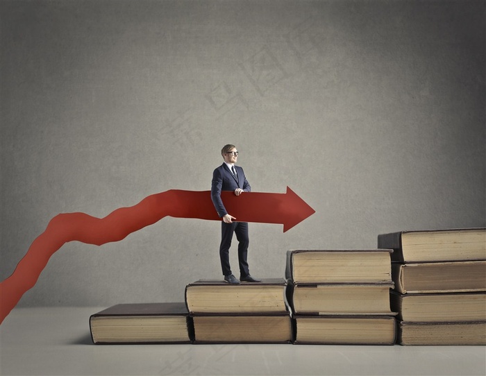 拿红色箭头的男人