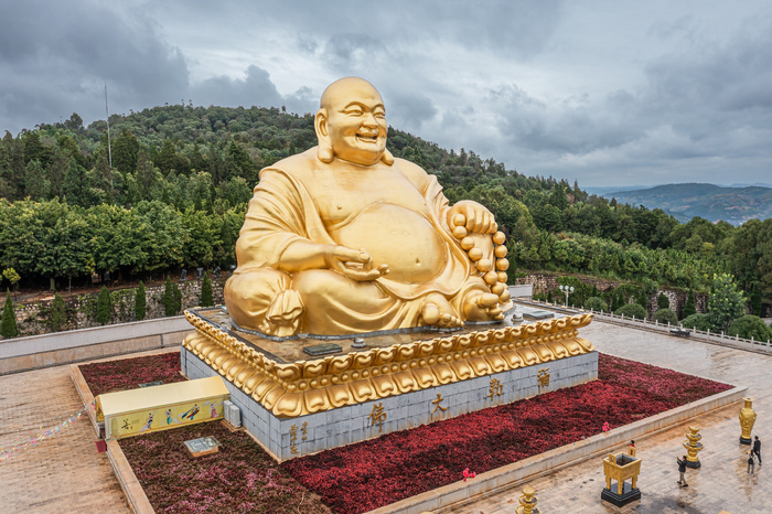 航拍弥勒佛