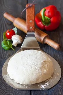 揉成一个面团未完成的披萨饼 揉成一个面团未完成的披萨饼