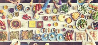 美味的自助餐展台和人物高清图片