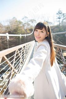 高清过桥的日本清纯女生壁纸图片