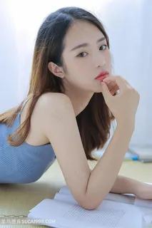 趴在席子上看书的清纯美女图片 趴在席子上看书的清纯美女图片