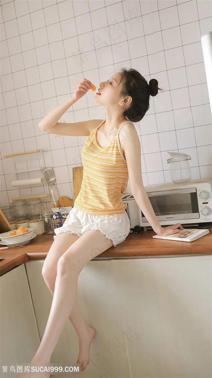 坐在橱柜上的清纯美腿女生图片