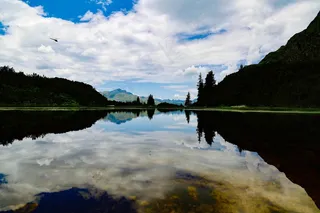 唯美湖泊山水倒影图片