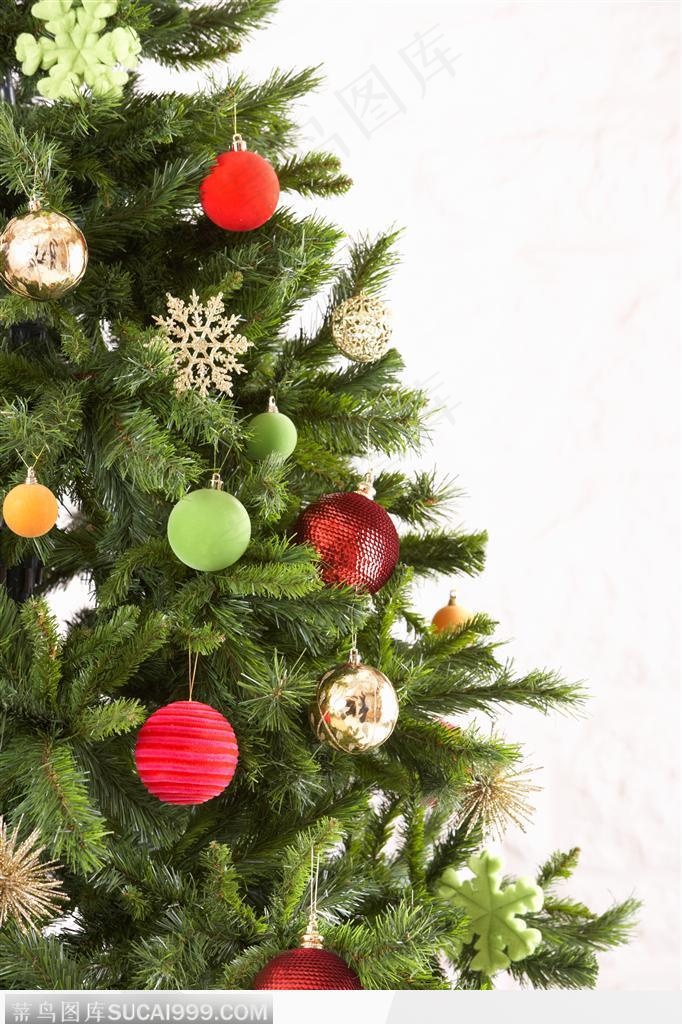 精美的圣诞树挂着各色的圣诞节彩球