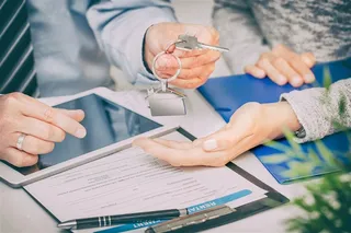 手拿钥匙的置业顾问高清摄影图