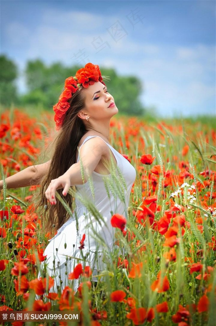 头戴花环美女在花丛中张开双臂图片美女图片