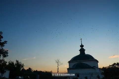 暮色中的苏兹达尔小镇风光和俄罗斯东正教建筑景观