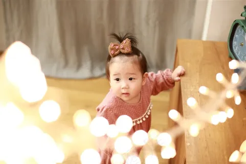 椅在桌子旁边的可爱幼儿 椅在桌子旁边的可爱幼儿