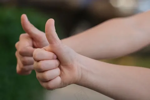 竖起大拇指积极手势拇指快乐 竖起大拇指积极手势拇指快乐
