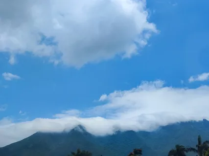 山的那边 与云相连 蓝天白云汇成一道美丽的风景线