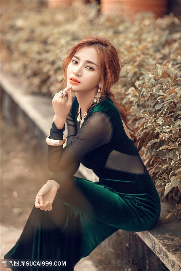 坐在路边的美女