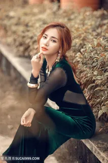 坐在路边的美女 坐在路边的美女