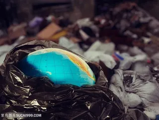 美丽的地球与垃圾袋高清图片