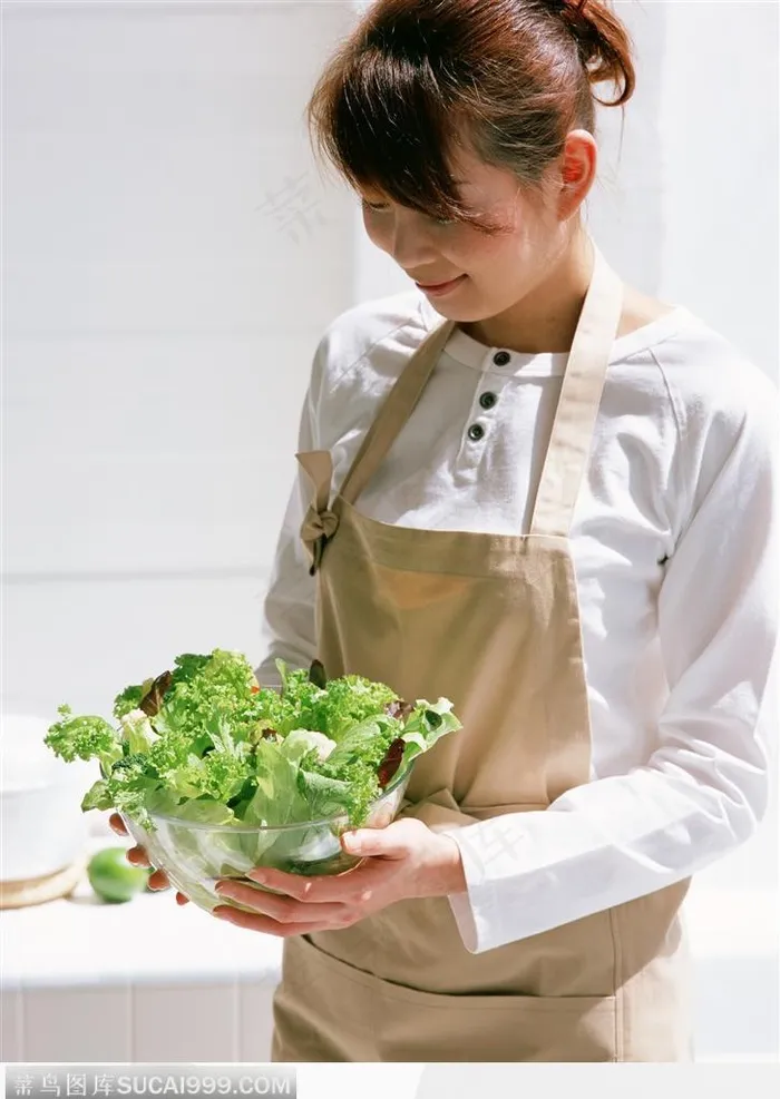 居家生活-捧着的绿色蔬菜