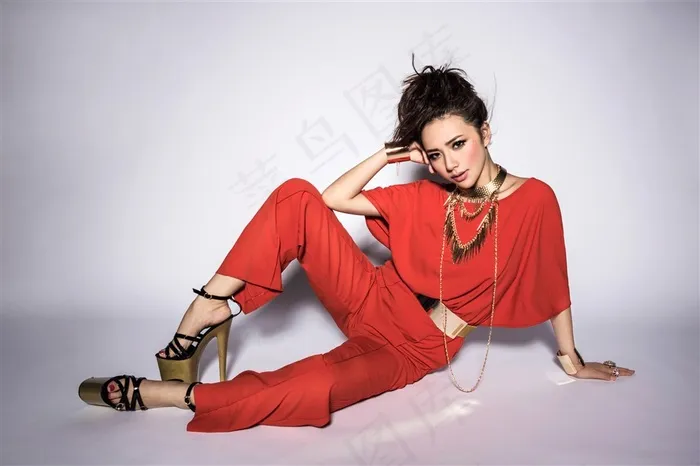 红色服装的时尚美女摄影图
