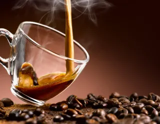 倒入杯子的香浓咖啡