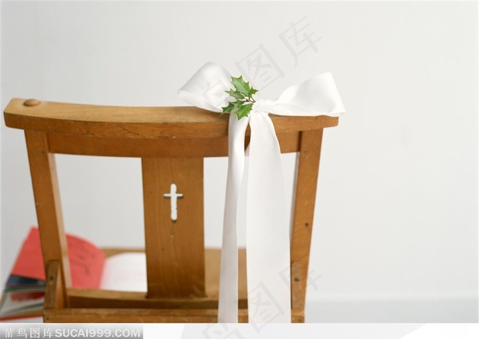 椅子上的白色蝴蝶结与白色十字