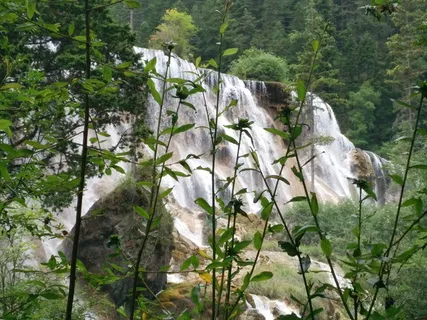 遥看瀑布挂前川