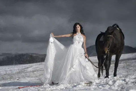 挽起婚纱牵着马的新娘图片