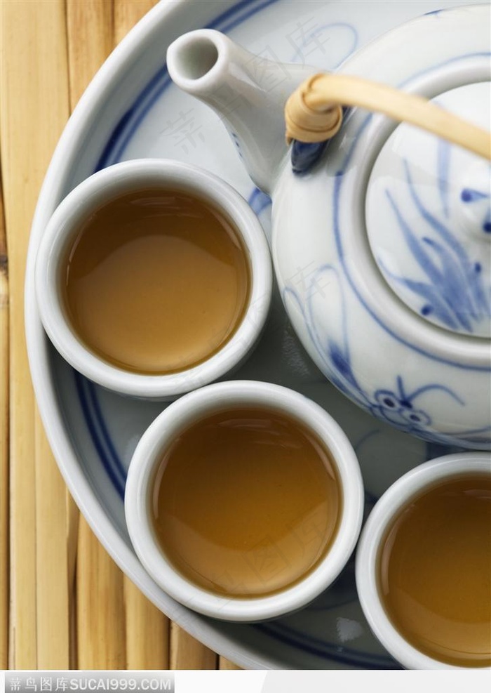 清凉饮品-盛满茶水的瓷杯