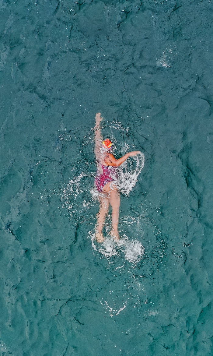 在海水中专业游泳的女人