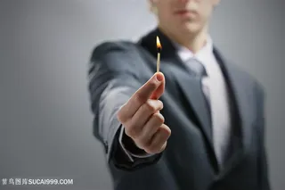手拿火柴点燃火焰高清图片