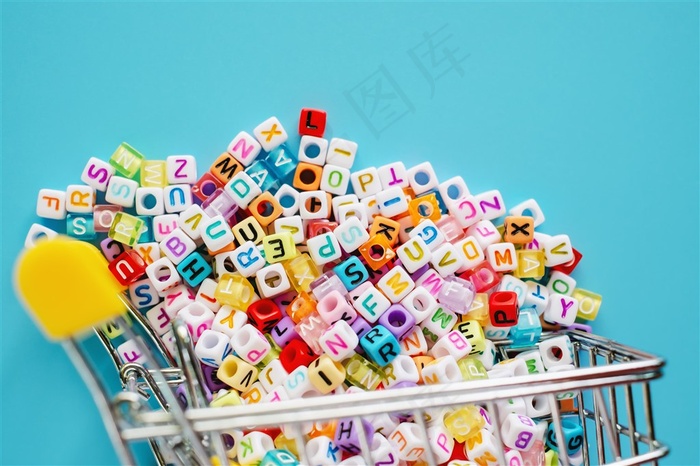 堆积在购物车里的字母