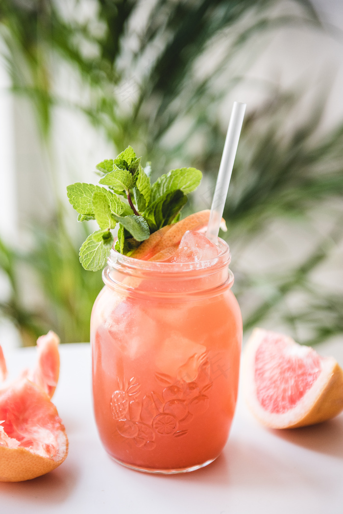 清爽夏季果汁饮品摄影照片