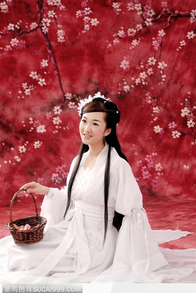 穿传统汉服服装扮成林黛玉的古典美女