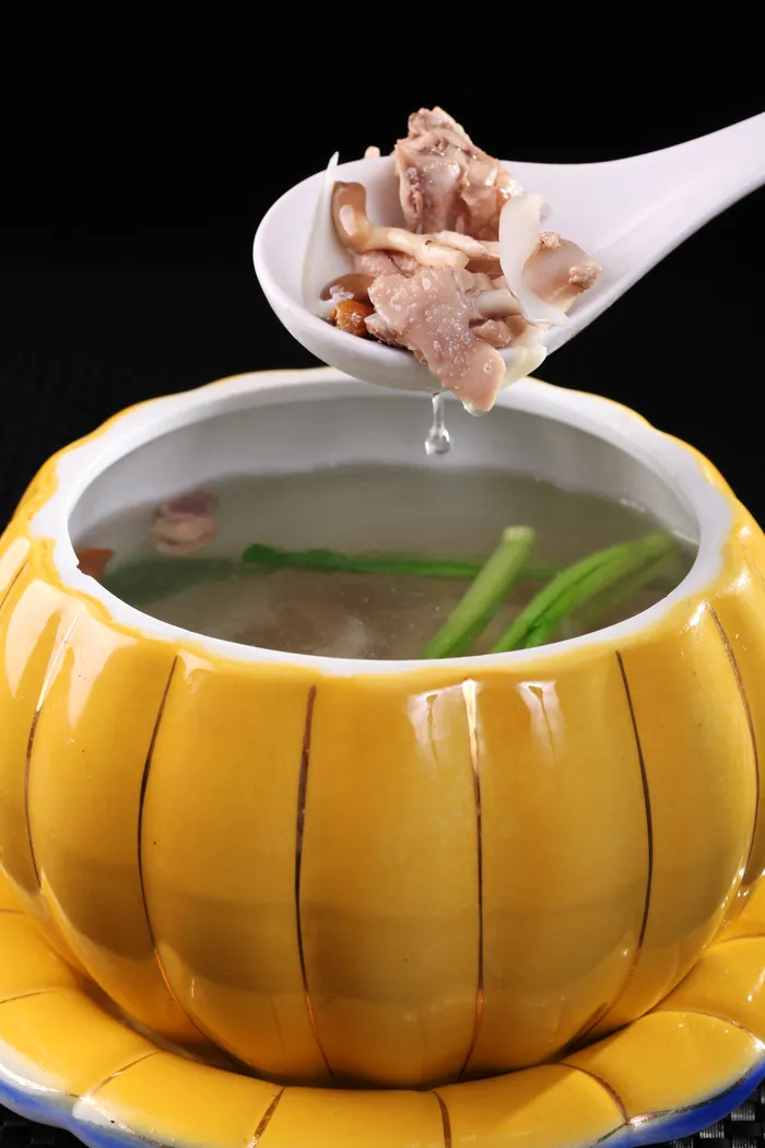 D00061鲜菌炖笋鸡