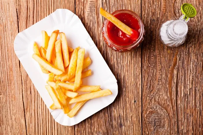 白盘子里的薯条