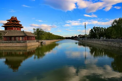 蓝天白云下的角楼图片