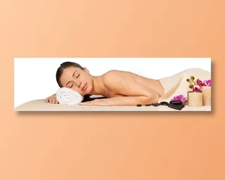 正在做背部按摩的外国女子