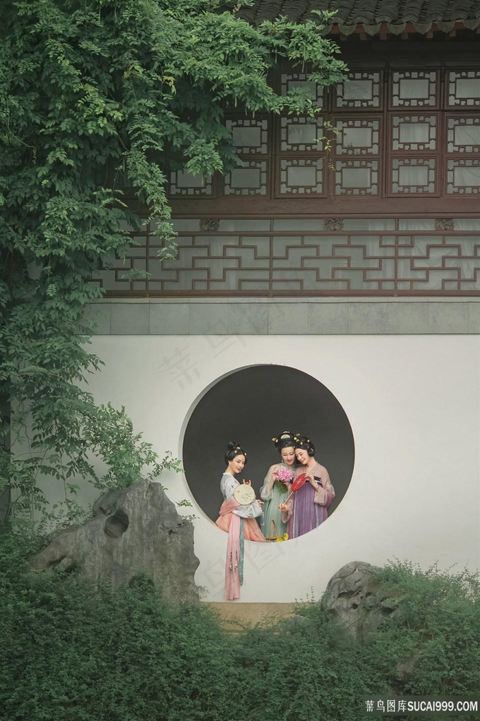 三名古装汉服美女亭内图片