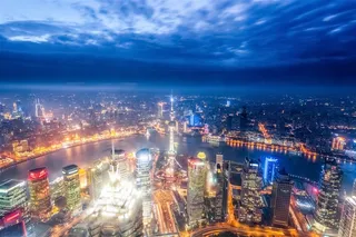 灯火通明的城市夜景