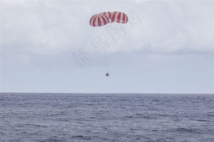 海面上空的降落伞