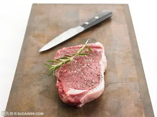 放在砧板上的新鲜肉