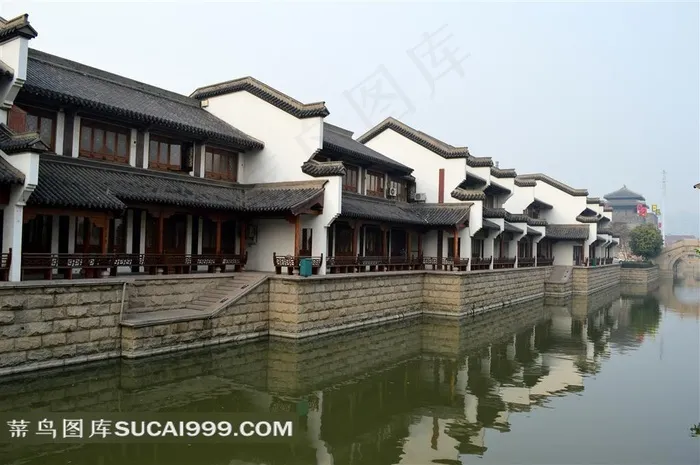 河岸边的古建筑